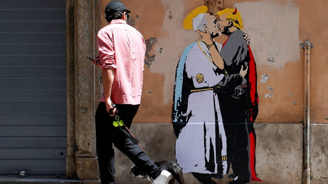 Pintan a Trump y al papa Francisco dándose un beso en Roma 