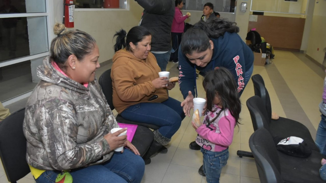 Entrega Protección Civil Colchonetas y Cobertores en la vía pública