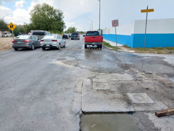 Repara COMAPA Reynosa fuga de agua en caja de válvulas en fraccionamiento Ventura