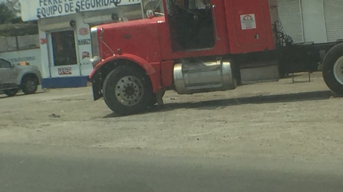 Analizan prohibir el paso a remolques de camiones al interior de colonias