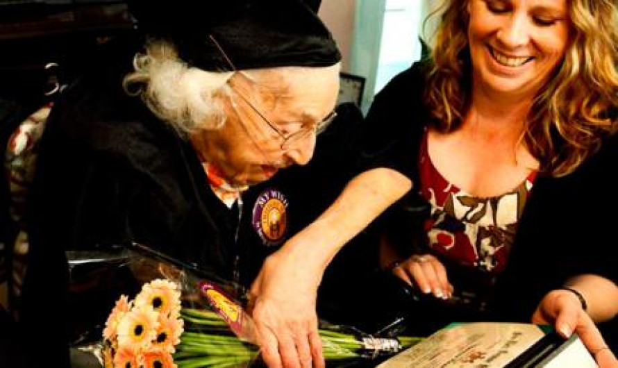 Termina la secundaria a los 105 años