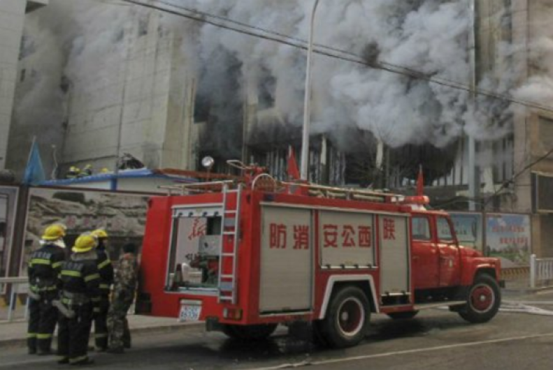 Edificio se incendia en China y deja 22 muertos