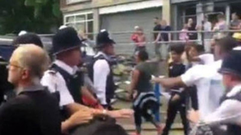 Civiles se manifiestan frente a la residencia de May 