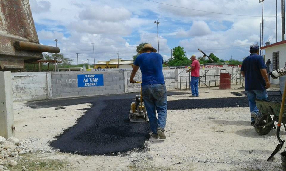 Realizan trabajos de mantenimiento en parque de softbol