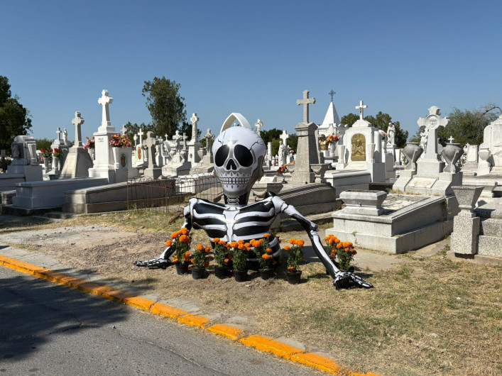 Tradición y convivencia se vive en panteones municipales 