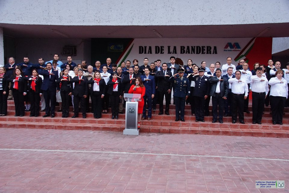 Conmemora alcaldesa el Día de la Bandera 