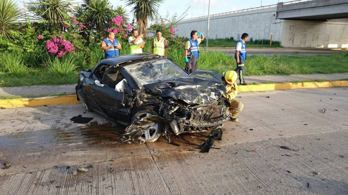 Chocan de frente auto y tráiler