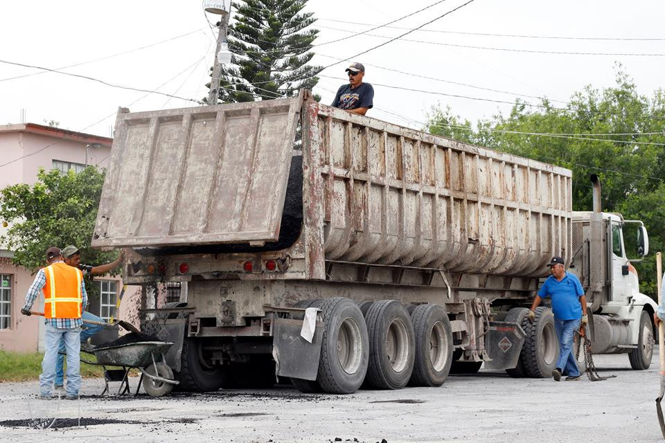 Realizan bacheo en calles de Valle Hermoso