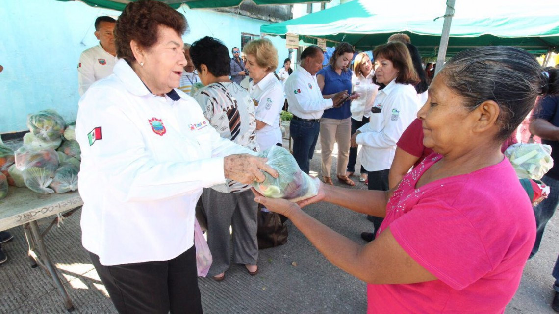 Beneficia Ayuntamiento a habitantes de la colonia Nacional