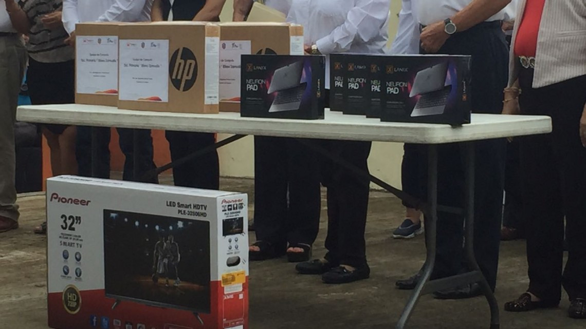 Entregan 10 laptops a escuela primaria en Tampico