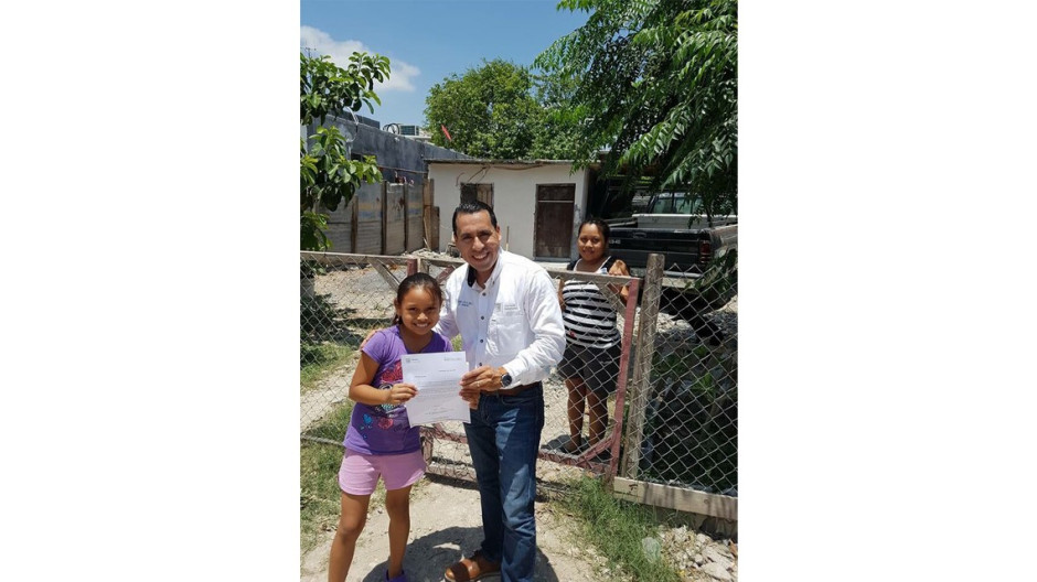 Regidores se suman a la entrega de becas