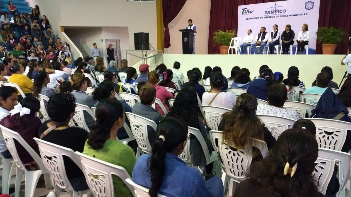 Entrega ayuntamiento 656 becas a alumnos destacados