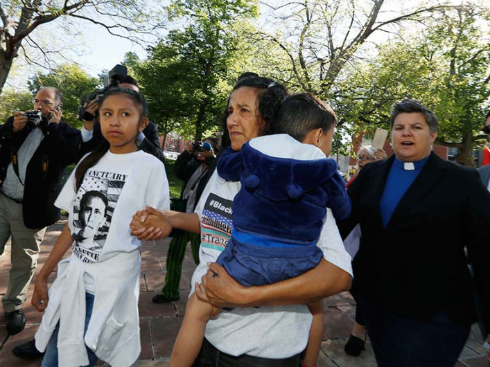 ICE aplaza por casi un año permanencia de Vizguerra en EU