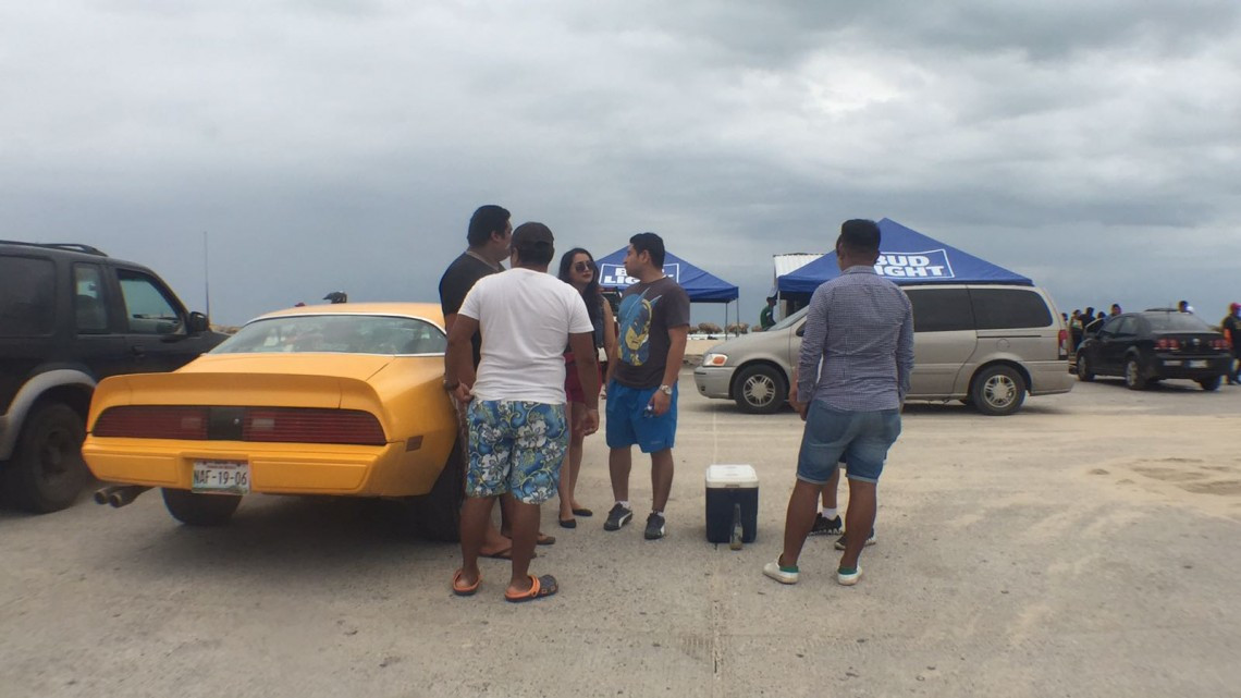 Llegan jóvenes al playazo en playa Miramar