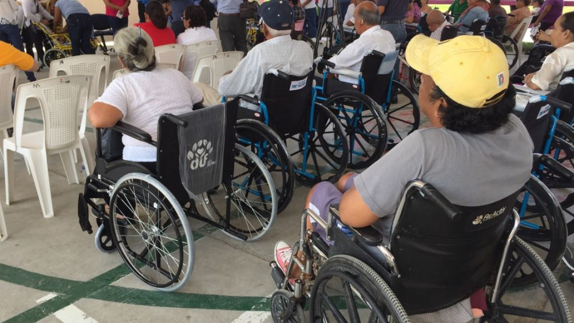 Entregan aparatos funcionales a personas con alguna discapacidad