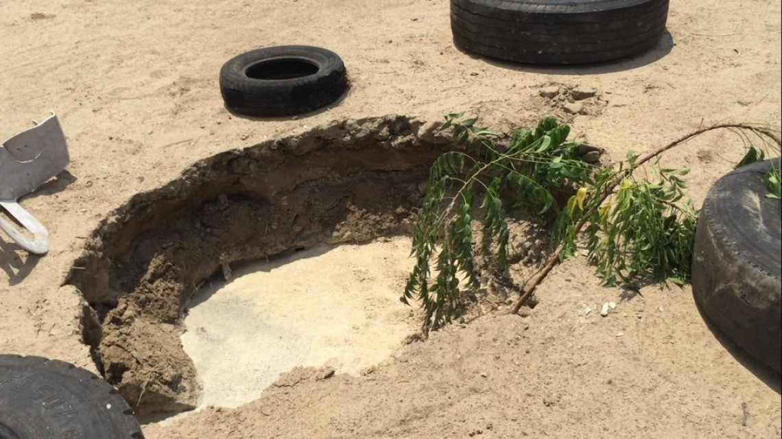 Mujer de la tercera edad vive inundada por aguas negras