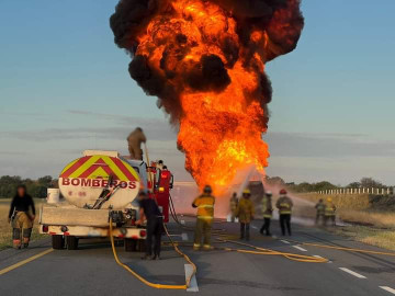 Se incendia autotanque en la carretera Reynosa-Monterrey; vialidad permanece cerrada 