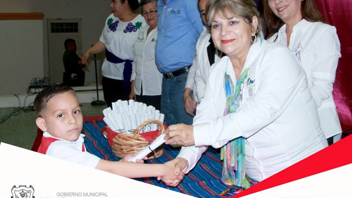 Entregan constancias en jardín de niños