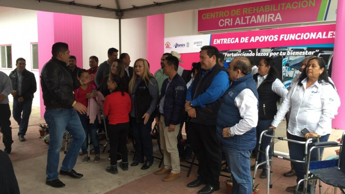 Entregan aparatos funcionales a personas con limitantes físicas