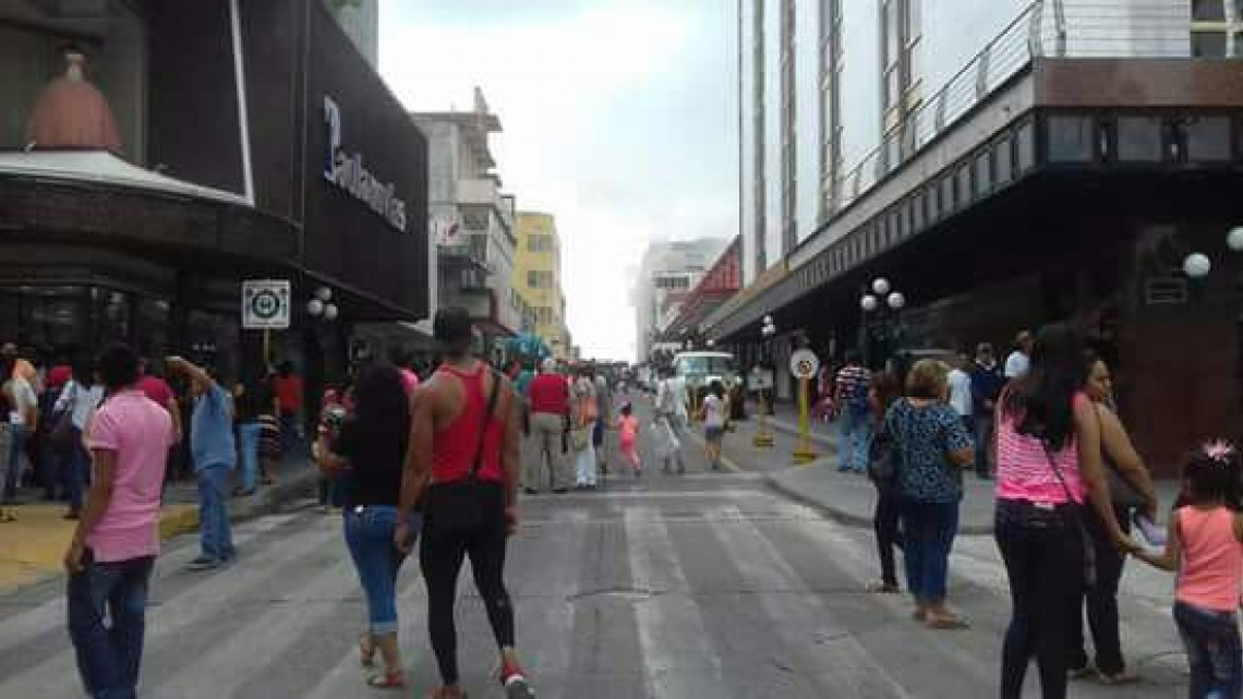 Dantesco incendio en la zona centro de Tampico afecta 3 negocios