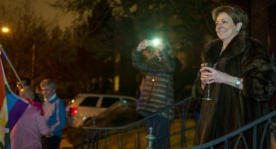 Vecina de Ivanka durante protesta sale de su casa vestida con abrigo y bebiendo vino