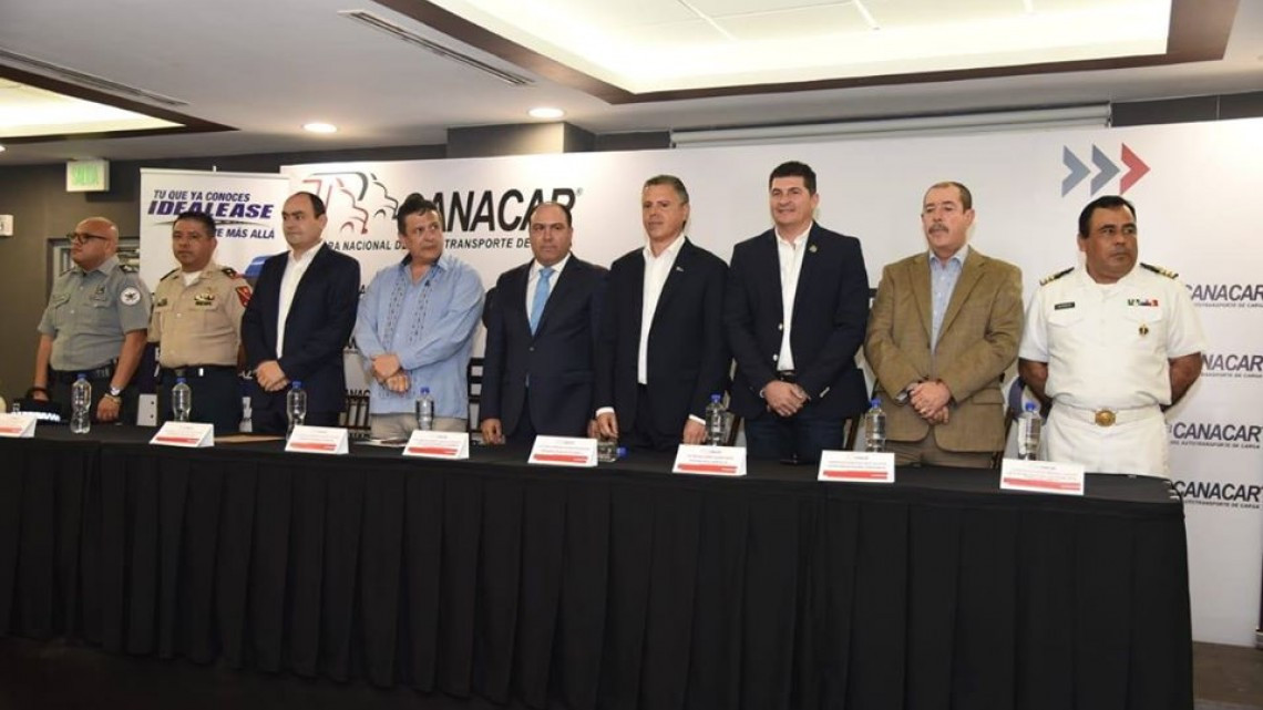 Asiste alcalde a toma de protesta de mesa Directiva de CANACAR