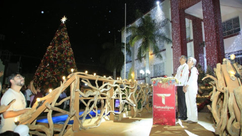 Encabezan Américo y María desfile navideño y el tradicional encendido del pino