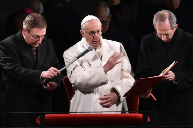 El Papa fustiga a quienes sonríen de frente y por detrás te combaten