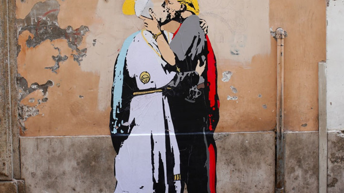 Pintan a Trump y al papa Francisco dándose un beso en Roma 
