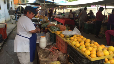 Comerciantes piden reducción en el pago de piso al municipio