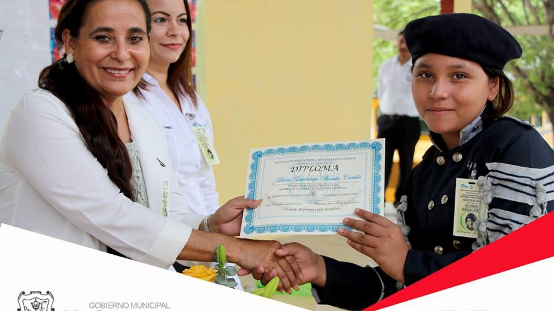 Acude alcaldesa a graduación de escuela primaria