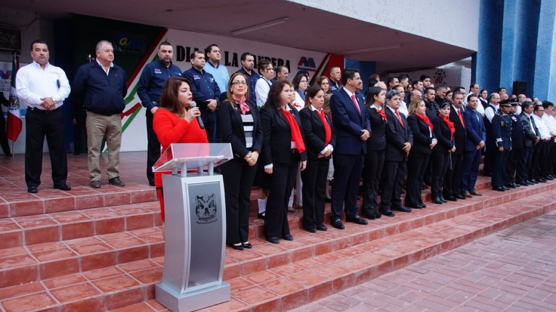 Conmemora alcaldesa el Día de la Bandera 