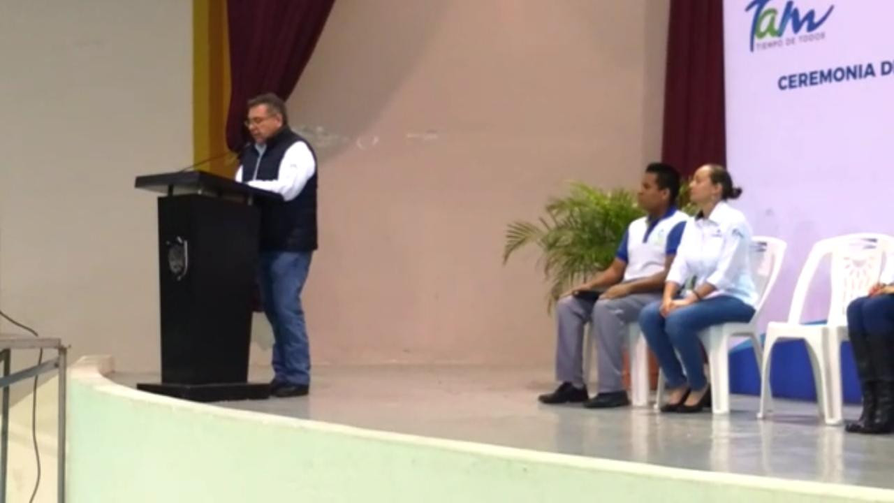 Entrega ayuntamiento 656 becas a alumnos destacados