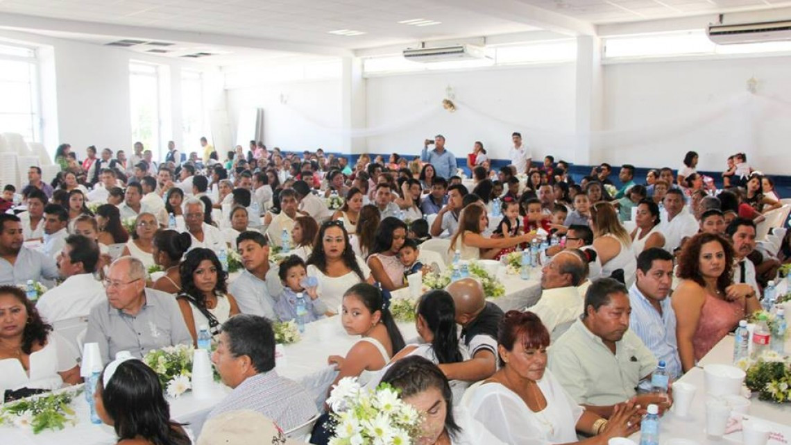 Realizan "Entrega de actas de matrimonios colectivos”