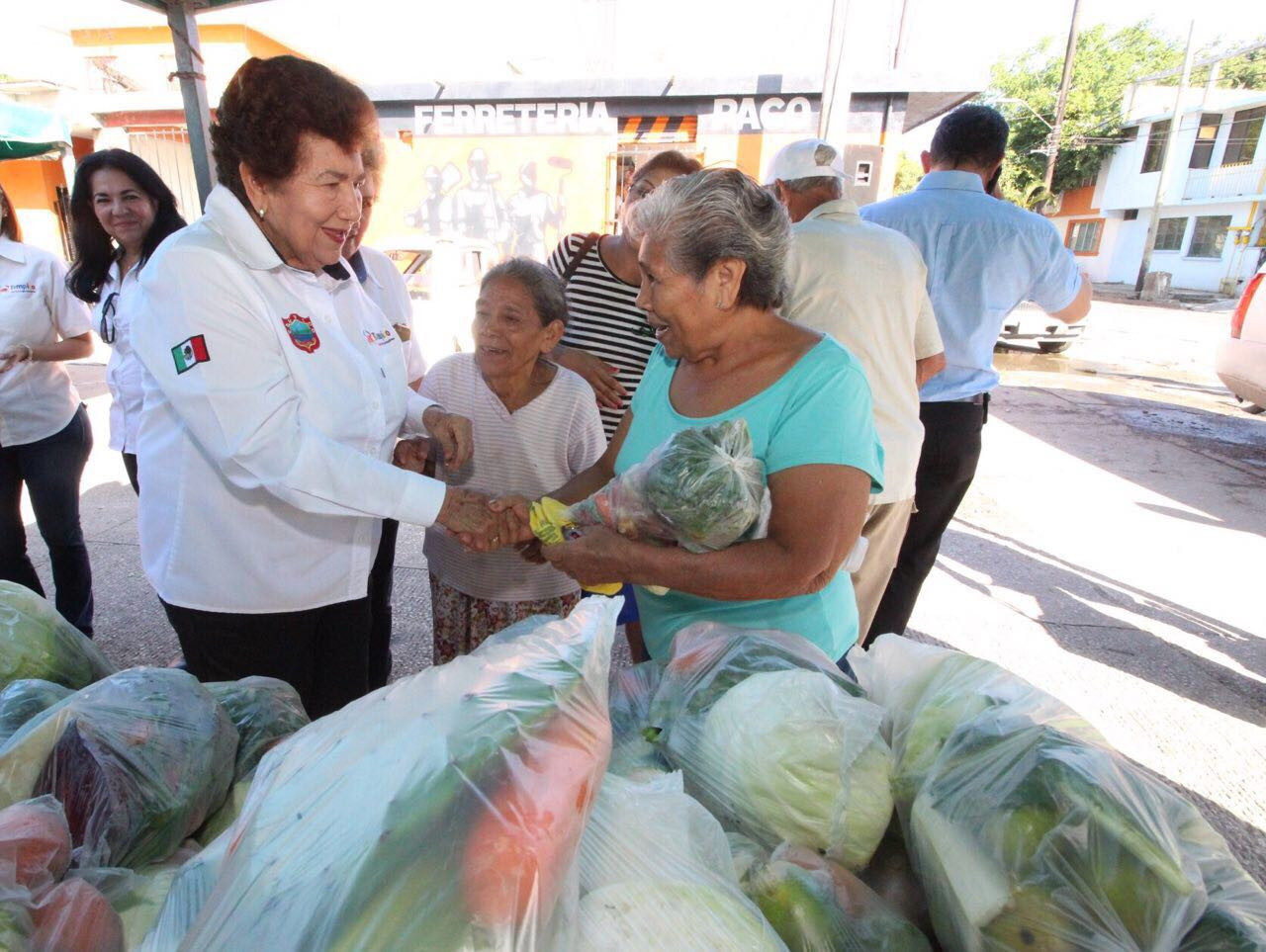 Beneficia Ayuntamiento a habitantes de la colonia Nacional