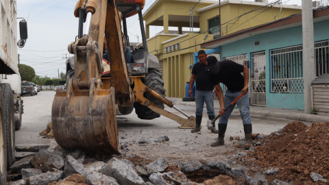 Trabaja COMAPA en la reparación de 92 metros lineales de drenaje en la colonia Magisterial 