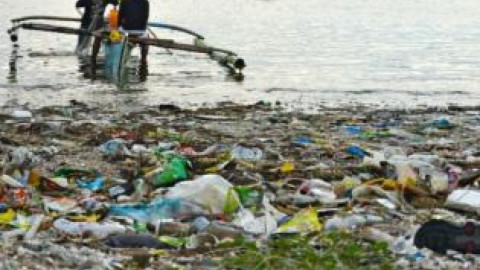 Plástico del mundo pesa lo que la Torre Eiffel 882 mil veces