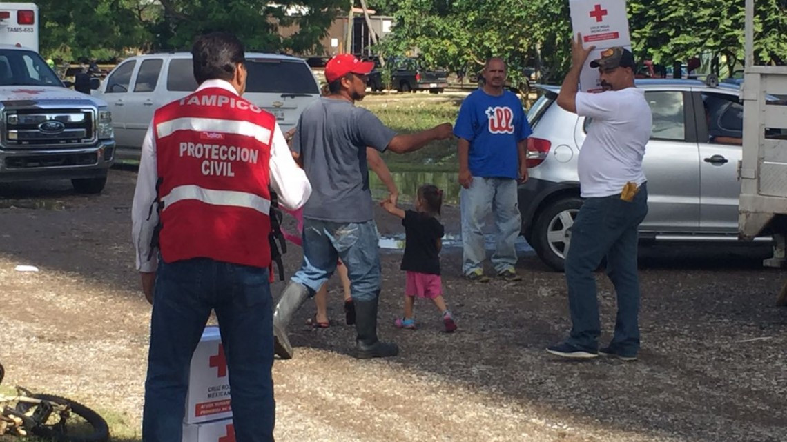 Reparte alcaldesa despensas en la Tamaulipas y la Moscú 