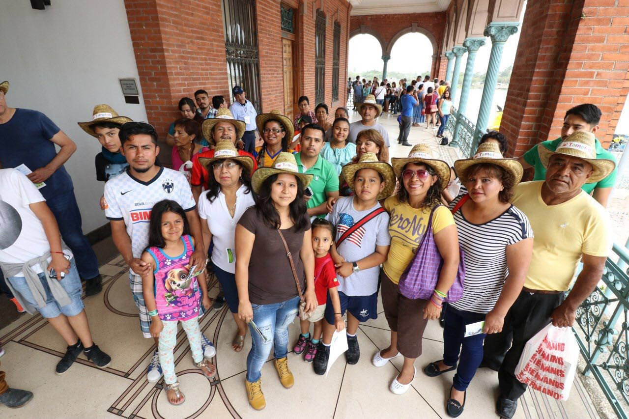 Alcaldesa saluda a turistas en Edificio de Ex- Aduana de Tampico