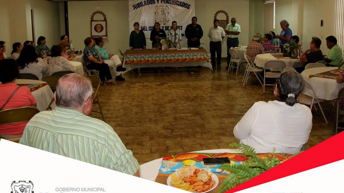 Entregan cheque a pensionados y jubilados