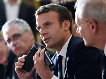 Macron da golpe con guante blanco a Trump