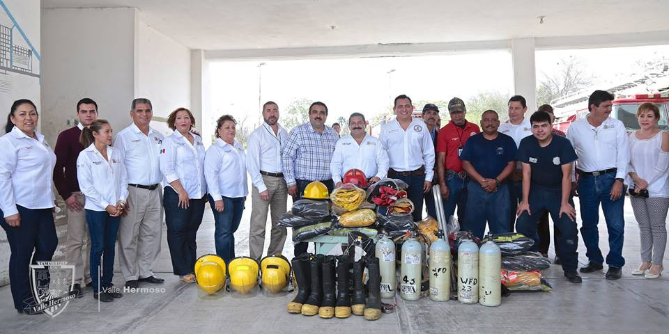 Dona diputado local Anto Tovar material para bomberos en Valle Hermoso