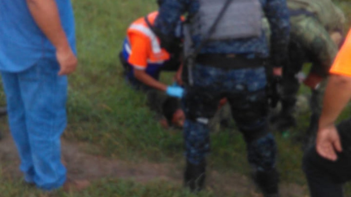 Camioneta de la SEDENA, volcó a causa del pavimento mojado en Altamira