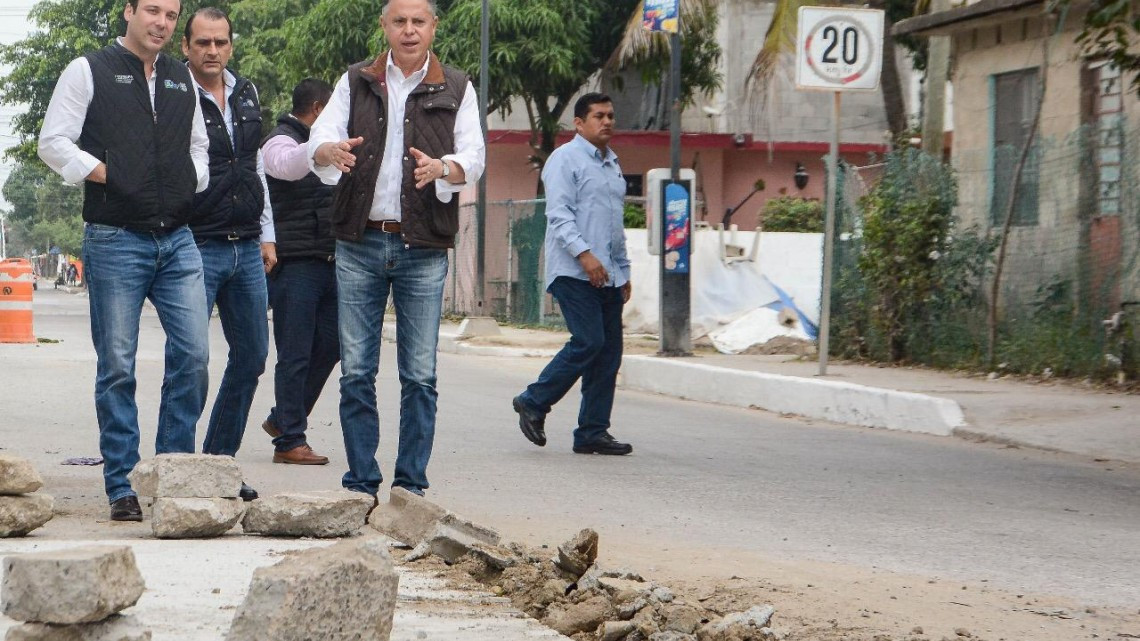 Supervisa Chucho Nader avances en obras de reposición de pavimento