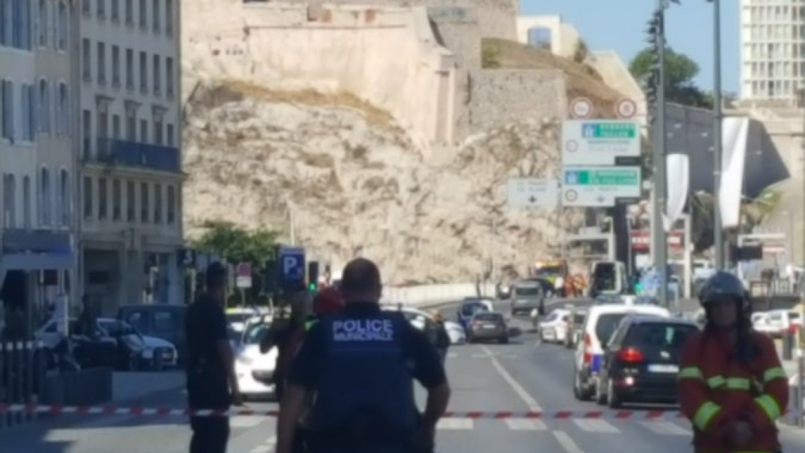Al menos un muerto tras empotrarse un coche contra dos paradas de autobús en Marsella 