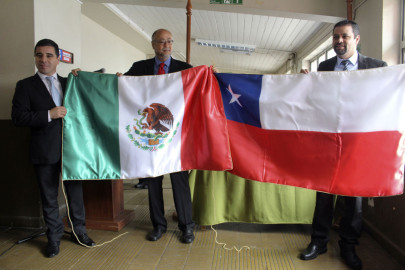 Escuela y club deportivo de Chile, reciben bandera mexicana 