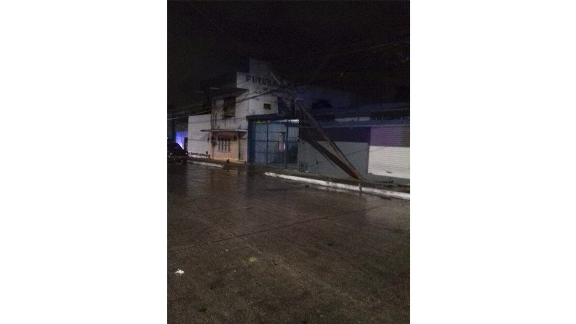 Auto derrapa y tumba poste de Telmex