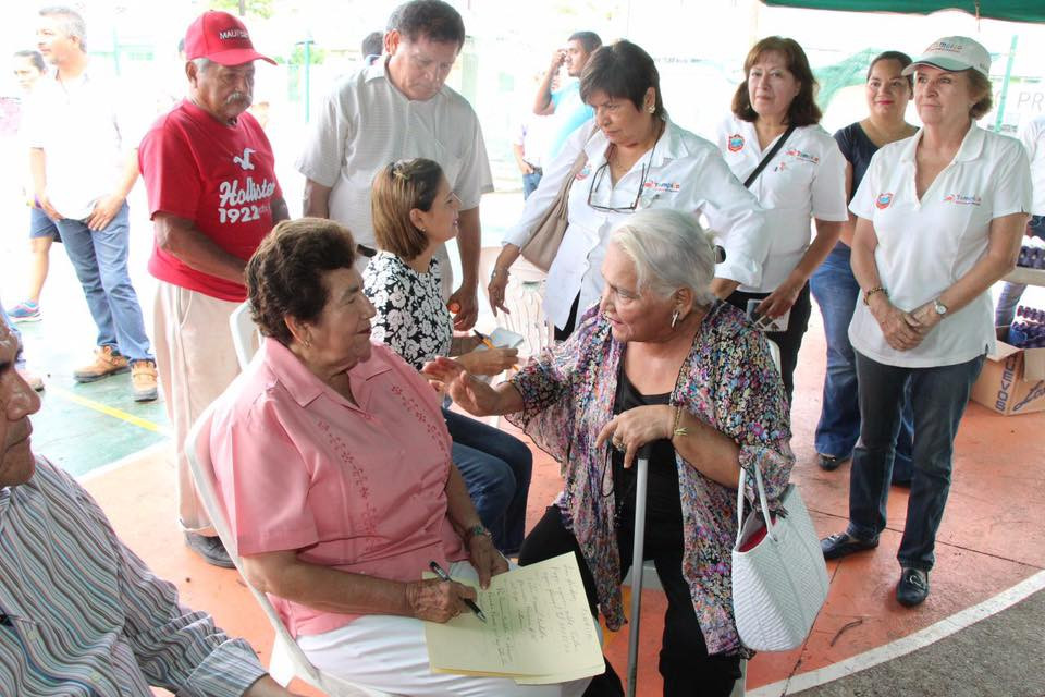 Entregan apoyos a familias de la ciudad