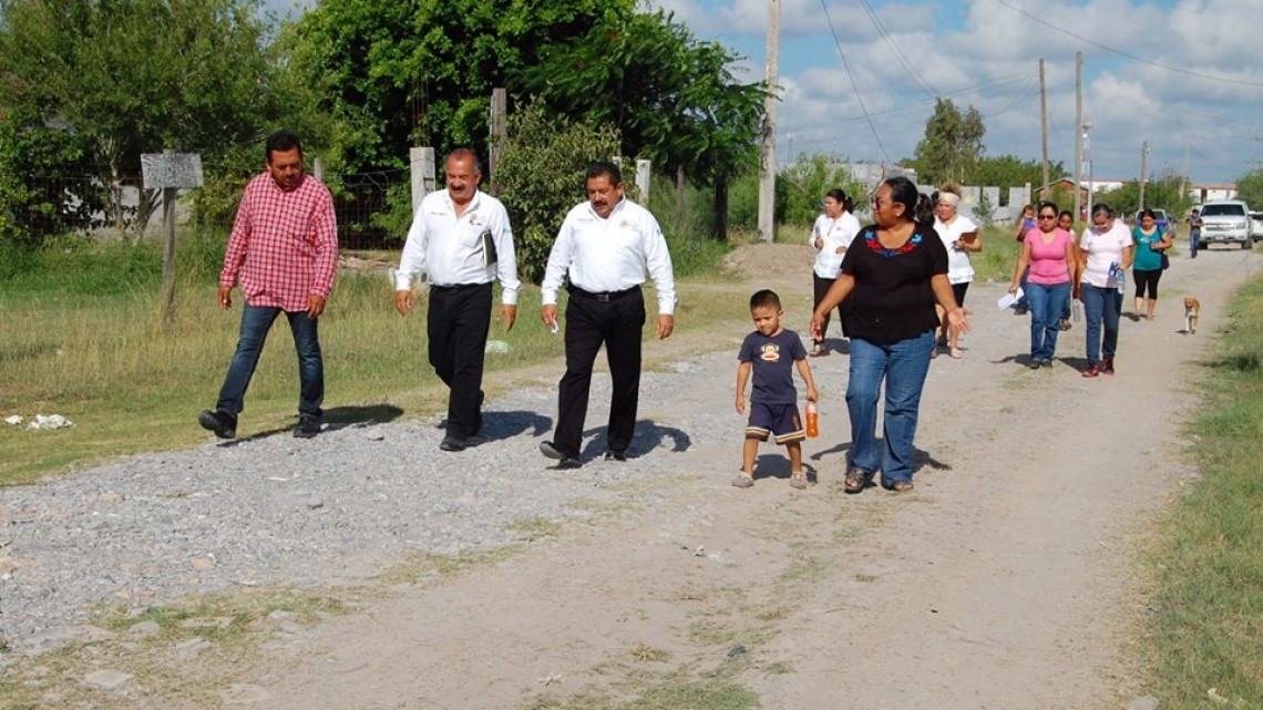 Alcalde visita a vecinos de colonia Humberto Treviño