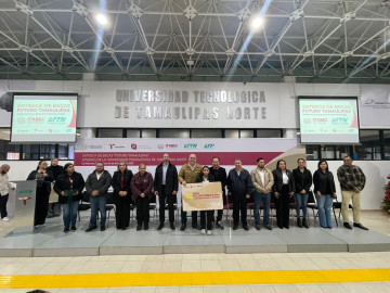 ITABEC entregan becas a alumnos de la UTTN